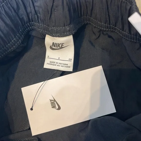 🎁 Nike Sportswear Essential Women's Woven High-Waisted Shorts