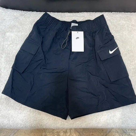 🎁 Nike Sportswear Essential Women's Woven High-Waisted Shorts