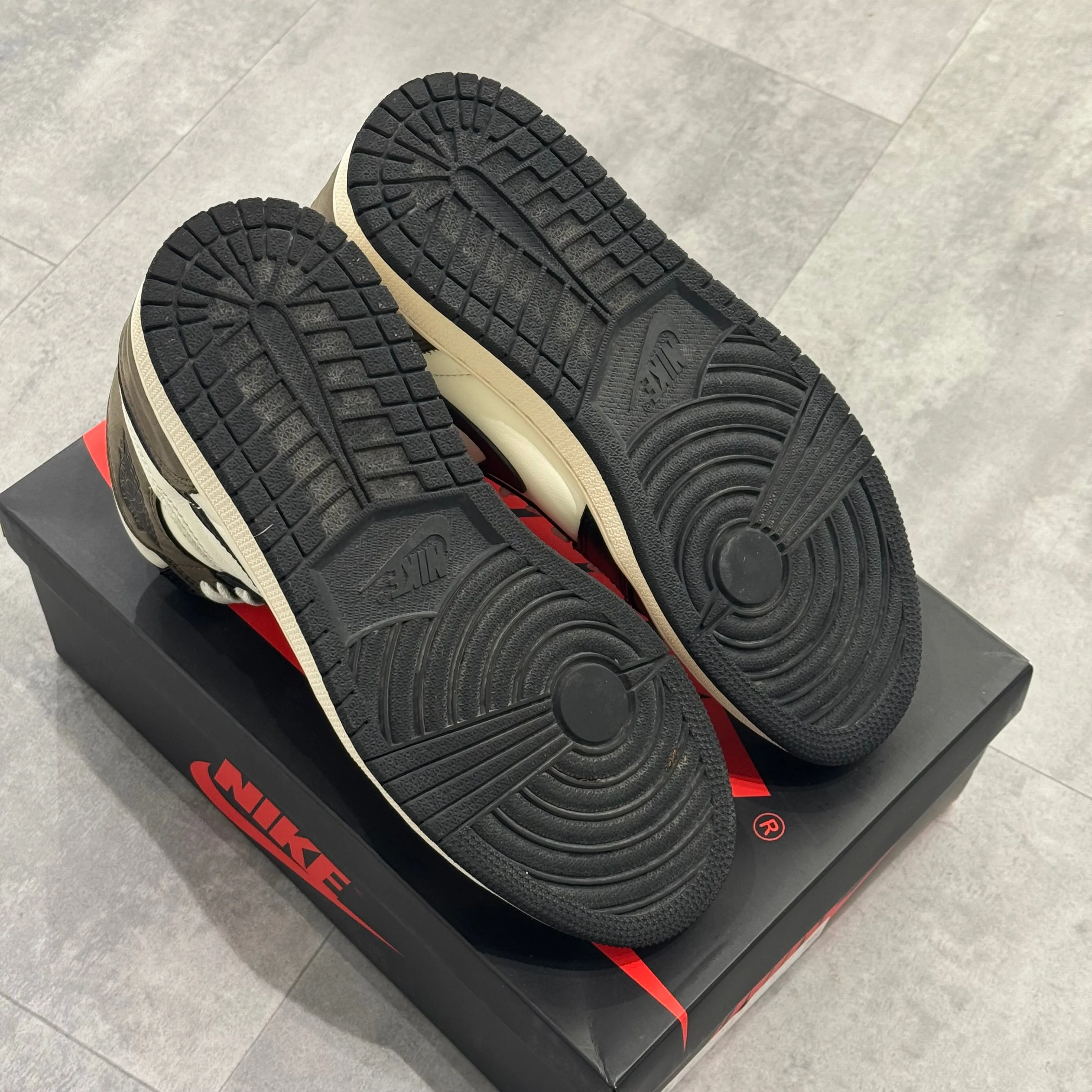 Air Jordan 1 Retro High Dark Mocha (41) - Usado