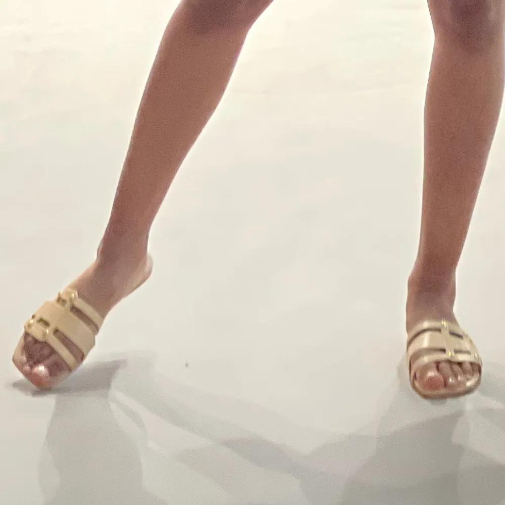 MARCH23 - SLIPPER - LAUREN SLIDES - POWDER LEATHER