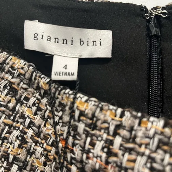 NWT Gianni Bini Chic Tweed Skirt with Button Detail Size 4