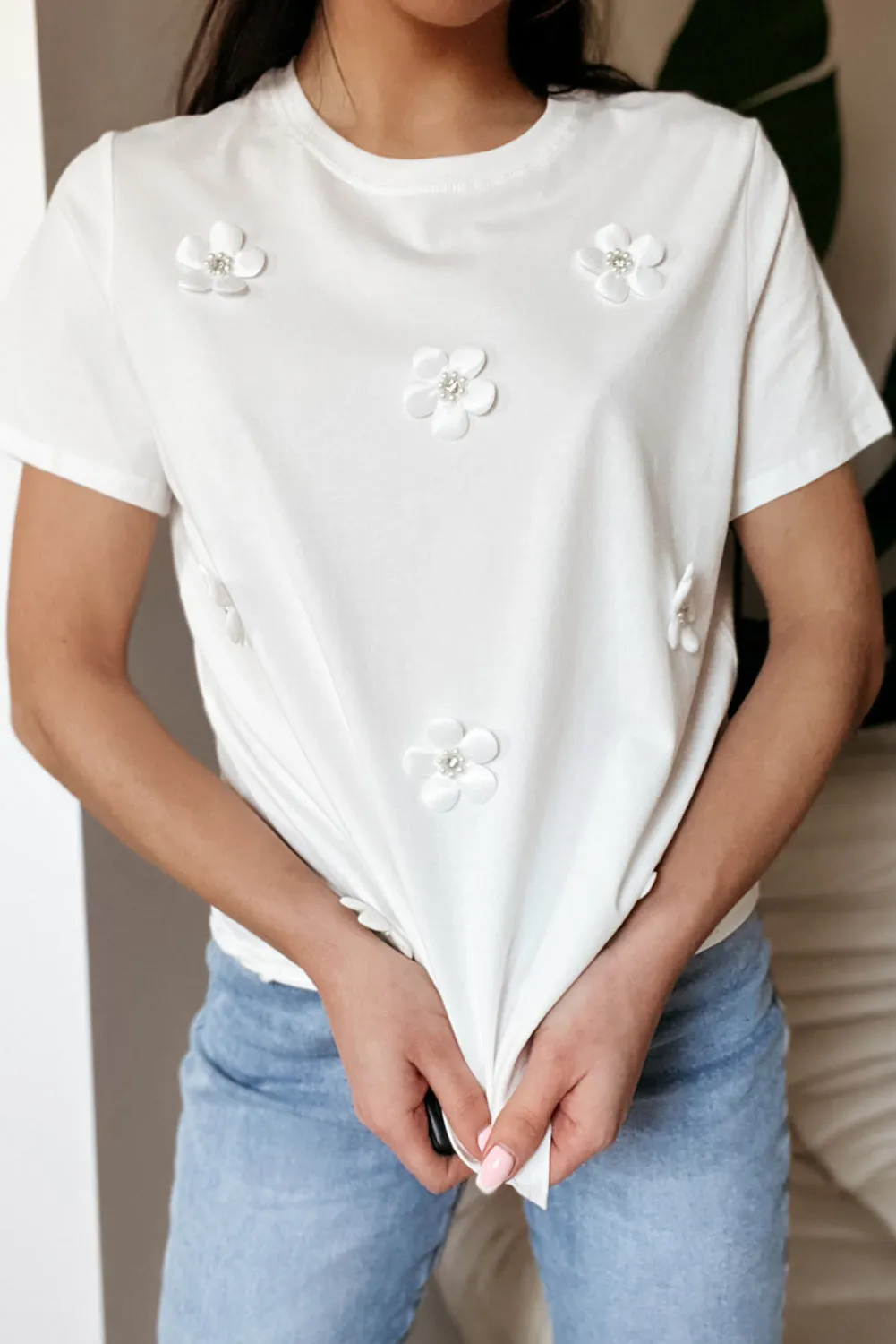 White Exquisite Flower Embellished Round Neck T-shirt