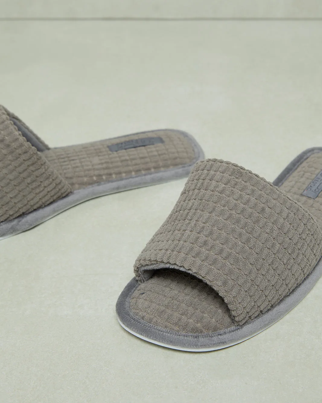 Women Grey Textured Slipper