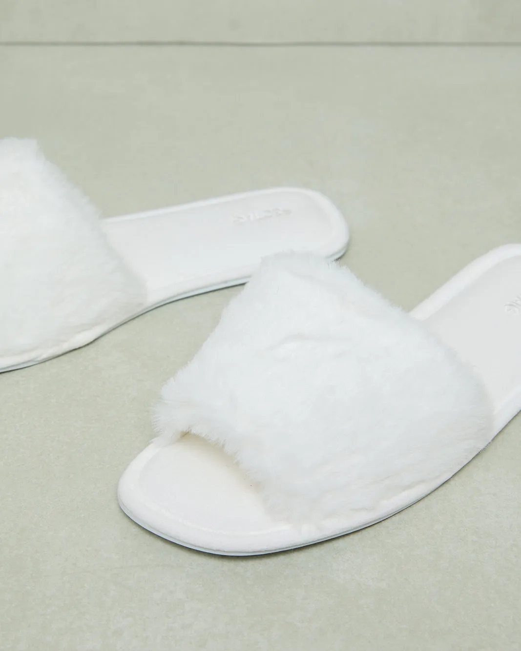 Women White Classic Slipper